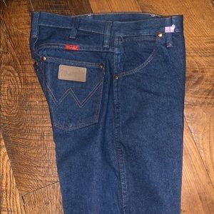 Women’s wrangle high rise jeans!